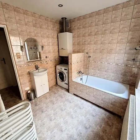 Quiet 4-bedroom Old Town