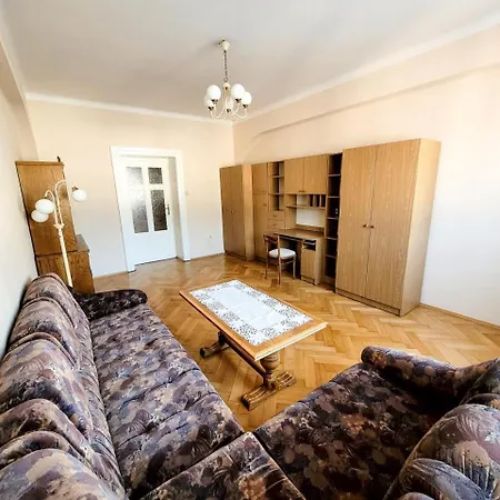 Quiet 4-bedroom Old Town Apartament