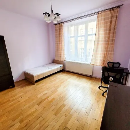 Quiet 4-bedroom Old Town Appartement *