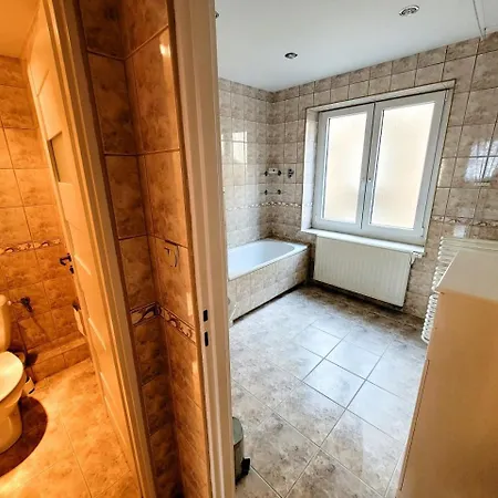 Quiet 4-bedroom Old Town *