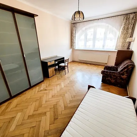 Daire Quiet 4-bedroom Old Town