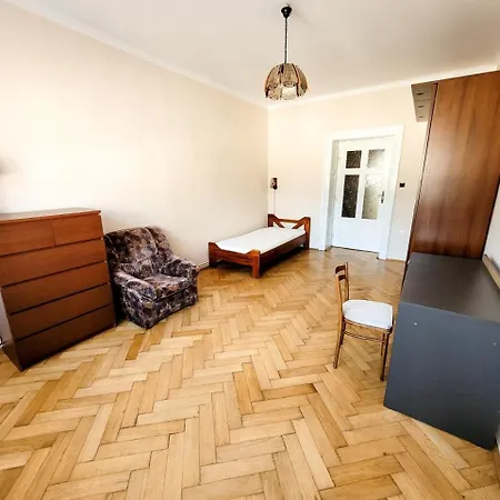 Quiet 4-bedroom Old Town Daire *