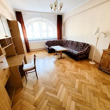 Quiet 4-bedroom Old Town Daire