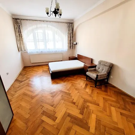 Daire Quiet 4-bedroom Old Town